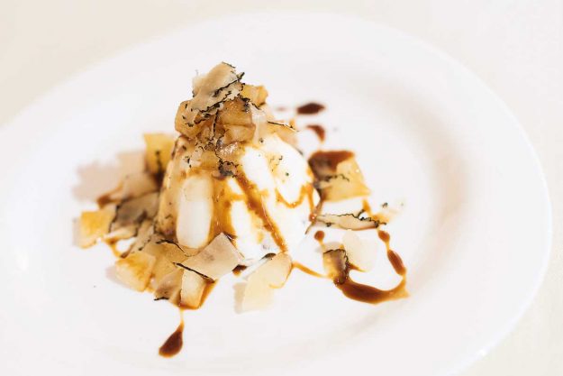 Semifreddo alla ricotta mosto cotto e tartufo fresco di Massimo Talia