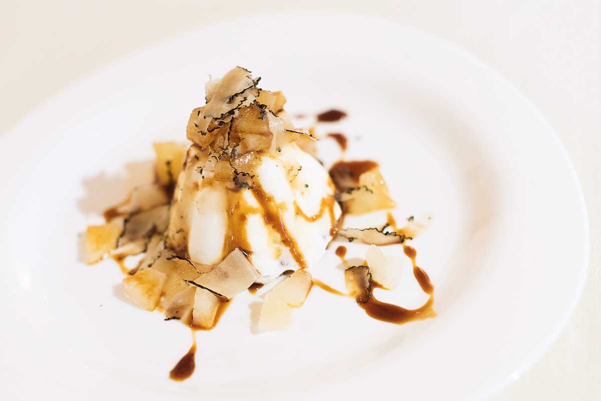 Semifreddo alla ricotta mosto cotto e tartufo fresco di Massimo Talia