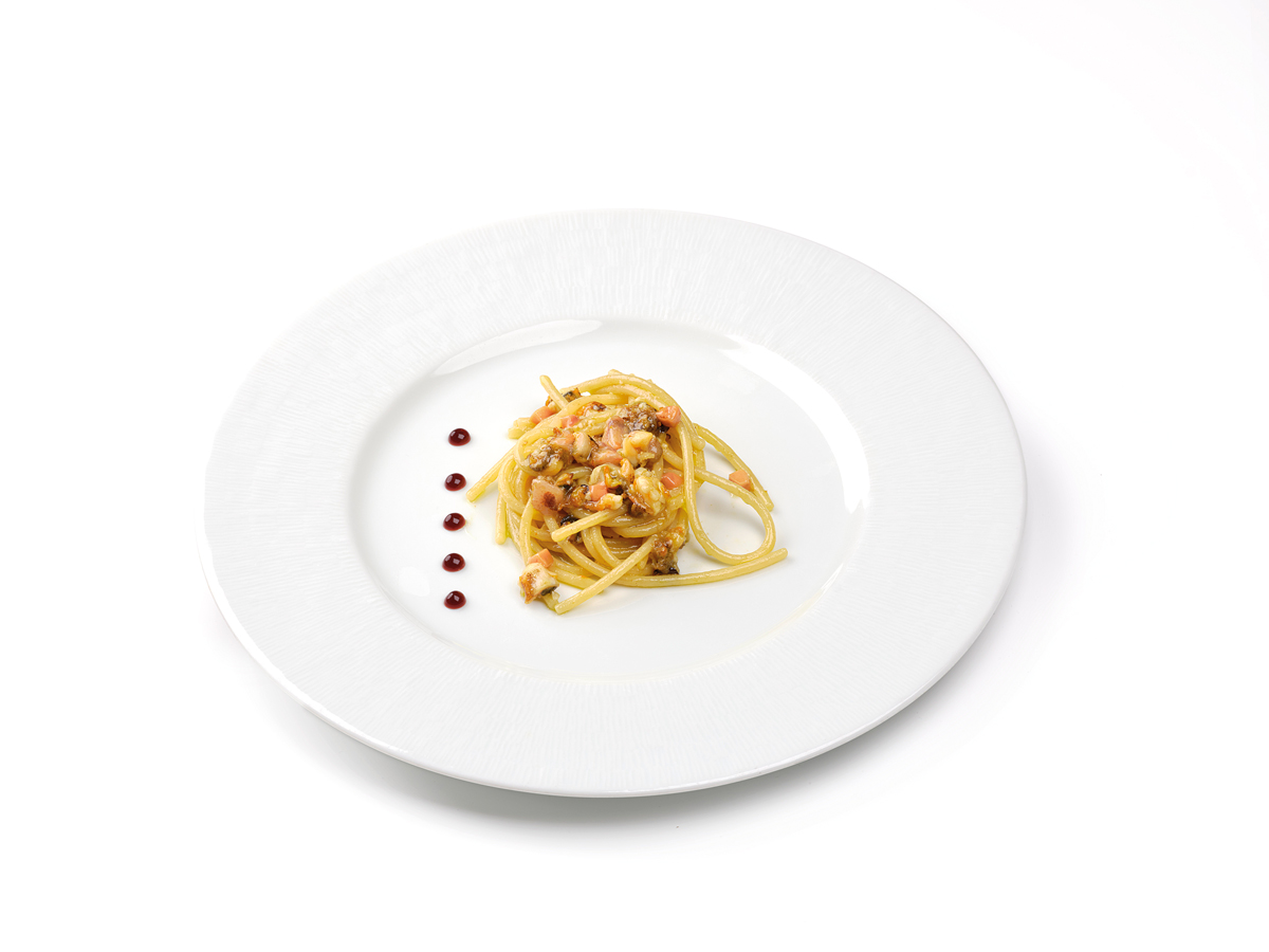 SPAGHETTO LEONE CON MUSSOLI, SAGRANTINO, FEGATO GRASSO E MANGOSTEEN