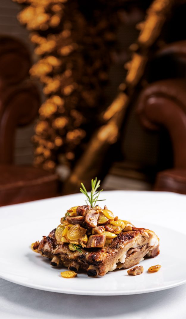 Costine di maiale porchettate con uva e castagne