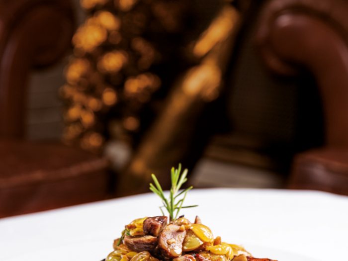 Costine di maiale porchettate con uva e castagne