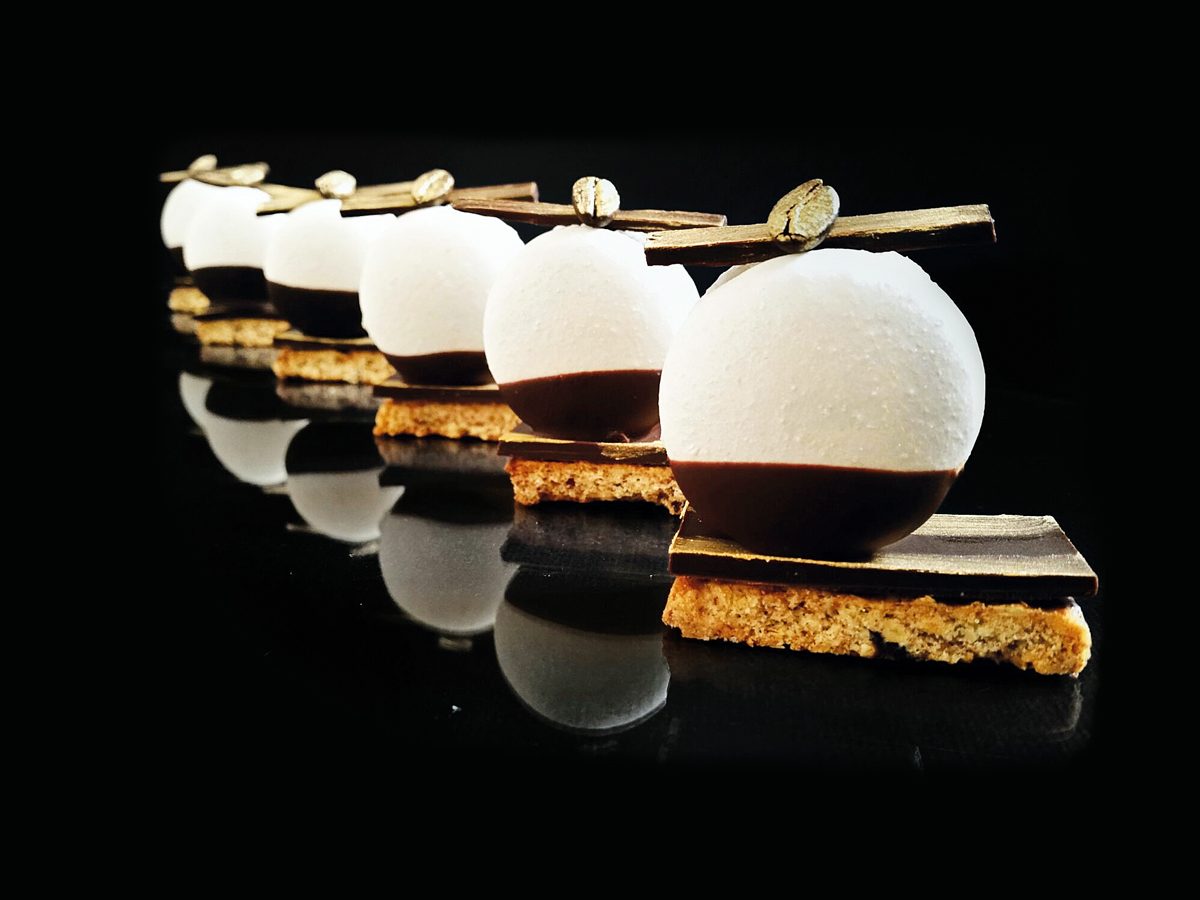 macarons al caffe, cioccolato al latte e cardamomo