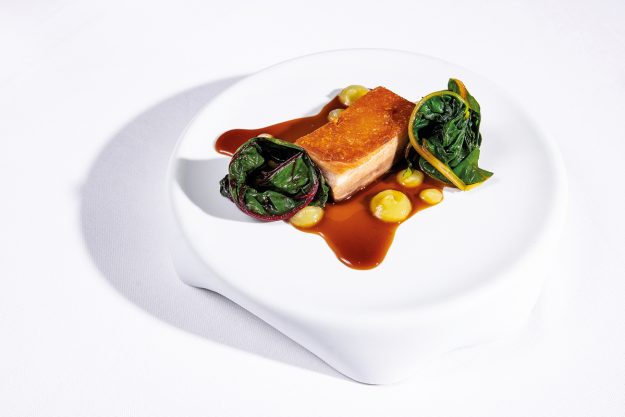 Pancia di maialino da latte gel di mela verde e salsa al gin