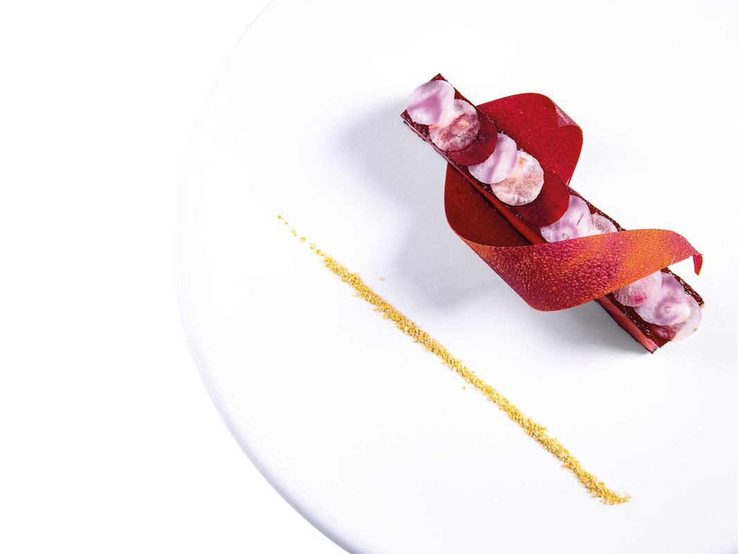 Salmone selvaggio marinato e affumicato in casa, barbabietole e rafano