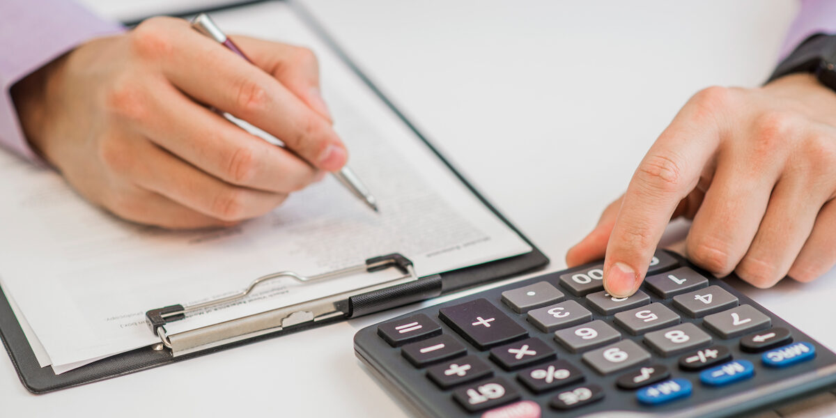 Sovraindebitamento Lombardia, business man svolge i conti