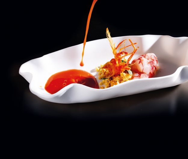 Tartare di gambero rosso con gazpacho all’italiana e crumble di Parmigiano