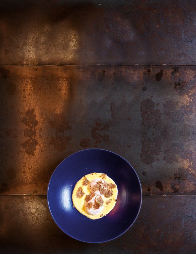 UOVA POCHÉ COTTE A 62 °C CON FONDUTA DI FORMAGGI E TARTUFO BIANCO