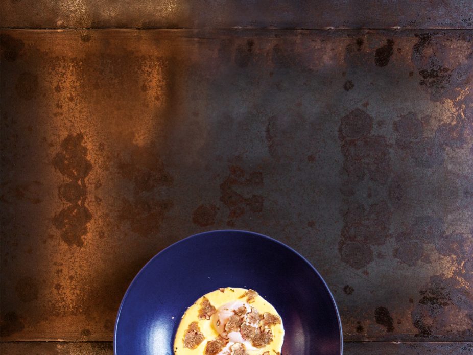 UOVA POCHÉ COTTE A 62 °C CON FONDUTA DI FORMAGGI E TARTUFO BIANCO