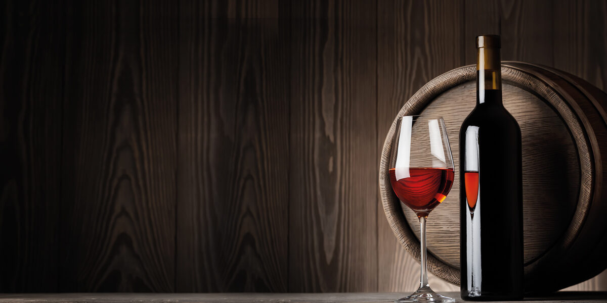 vini del sud italia, bottiglia e calice di vino