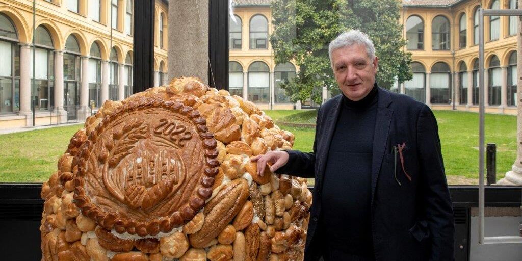 Cesare Marinoni con il Globo di Pane Pane in piazza forum