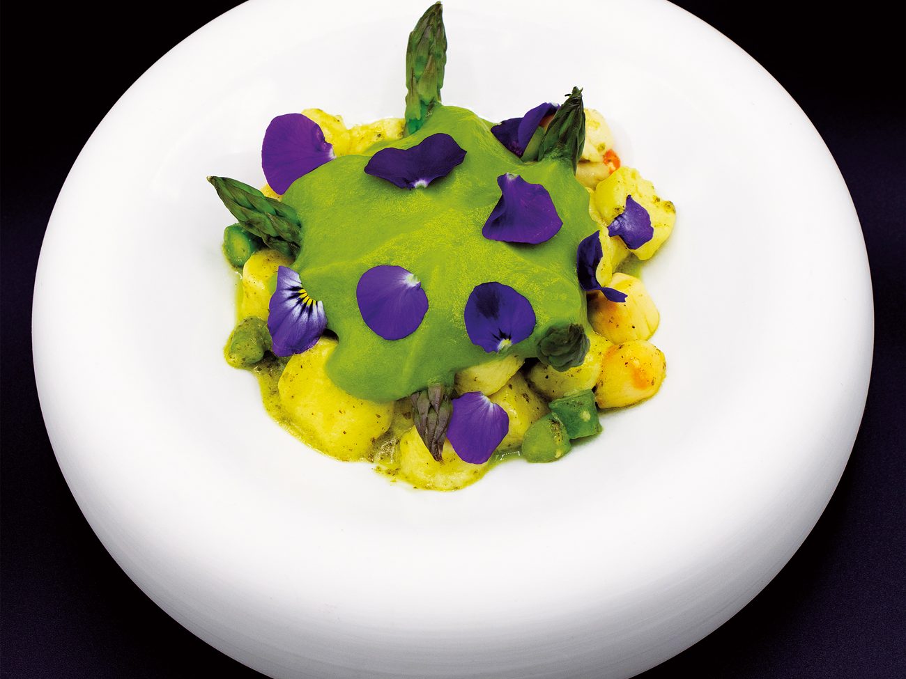 Gnocchetti di ricotta di bufala con "Canestrei" e asparagi verdi, chef Daniele Zennaro