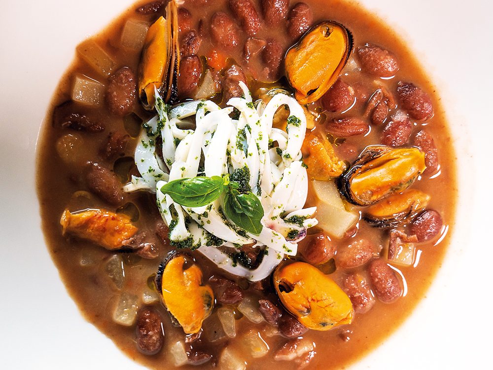 Minestra-tiepida-fagioli-patate-cozze-fettuccine-di-seppia-Cravero