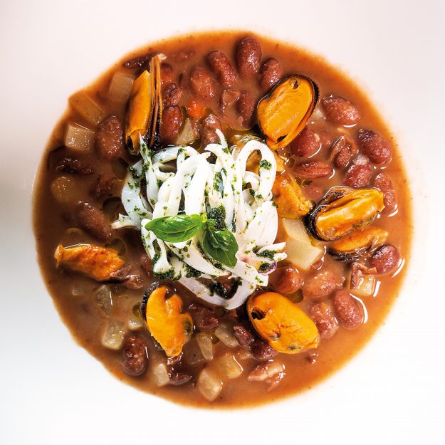 Minestra-tiepida-fagioli-patate-cozze-fettuccine-di-seppia-Cravero