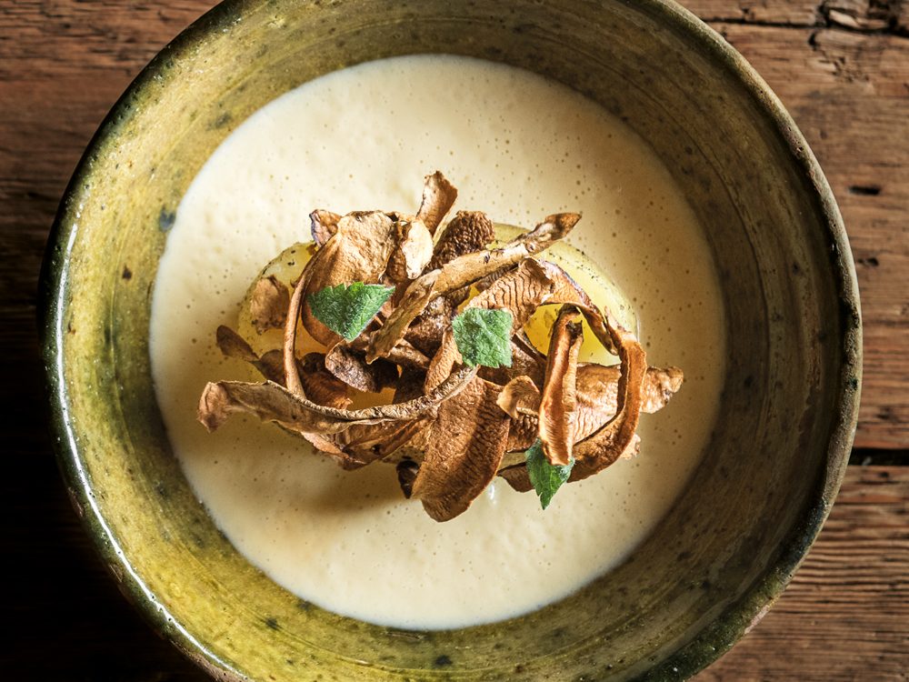 Patata cotta alla brace servita con purée di patate, beurre blanc e la sua buccia, chef Riccardo Gaspari