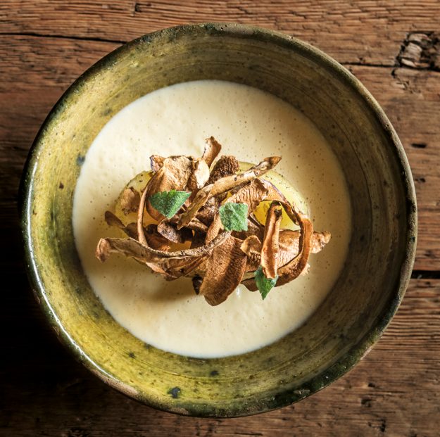 Patata cotta alla brace servita con purée di patate, beurre blanc e la sua buccia, chef Riccardo Gaspari