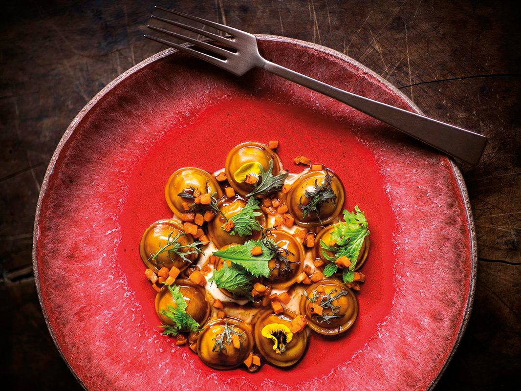 Ravioli di anatra selvatica con crema di beurre blanc e pan brioches, chef Riccardo Gaspari