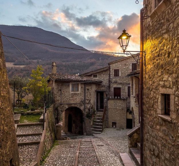 Vicoli Vallo di Nera Pasquetta in Umbria Vicoli Vallo di Nera Pasquetta in Umbria