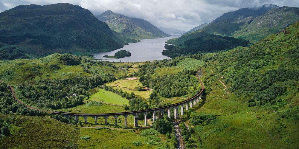 Viaggi sostenibili, panorama aereo su lago e montagne