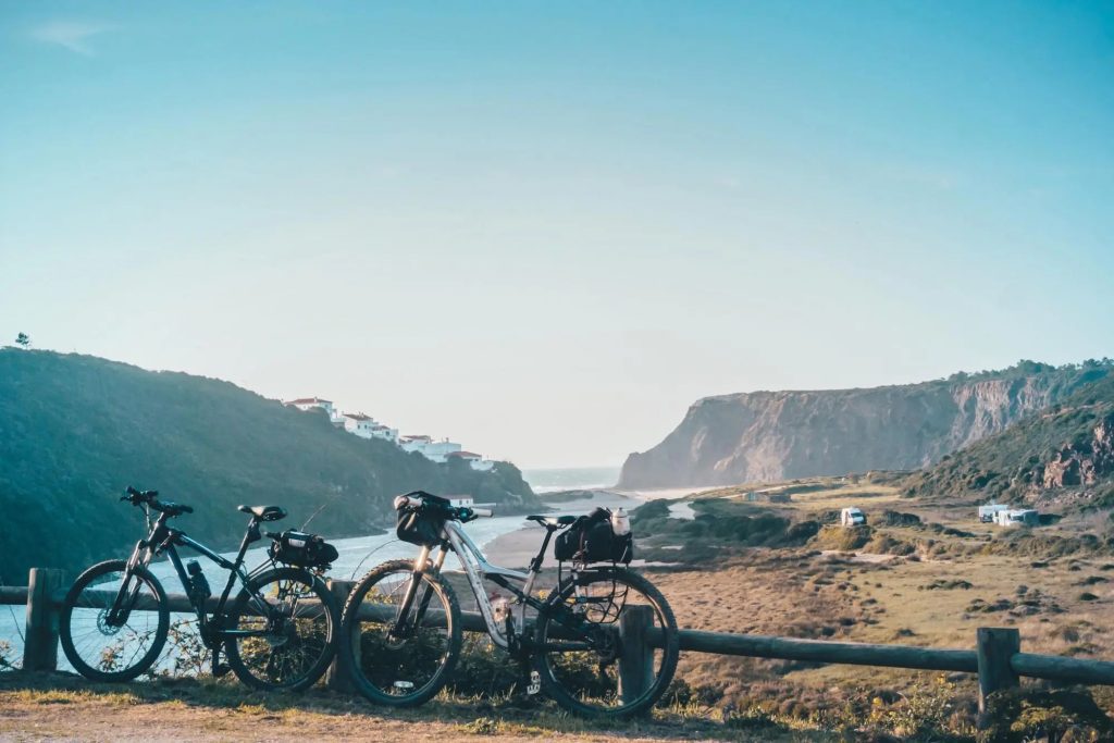 viaggi sostenibili, biciclette con sfondo lago e montagne