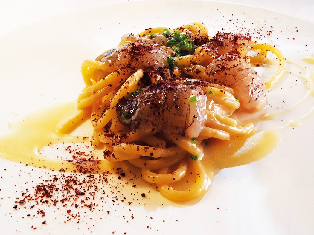 Spaghettone con cicale di mare, aglio, Jalapeño e sommacco