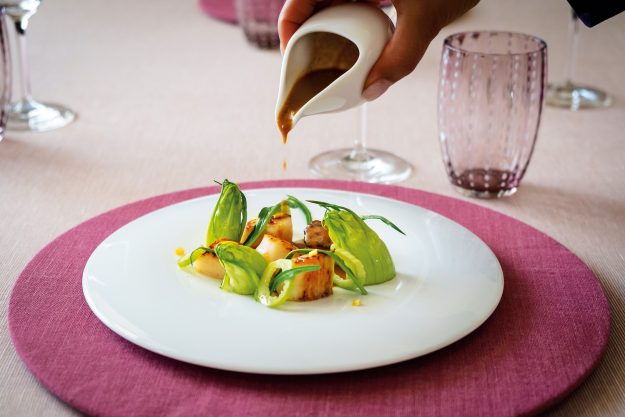 Capesante, vellutata al Vermouth e puntarelle