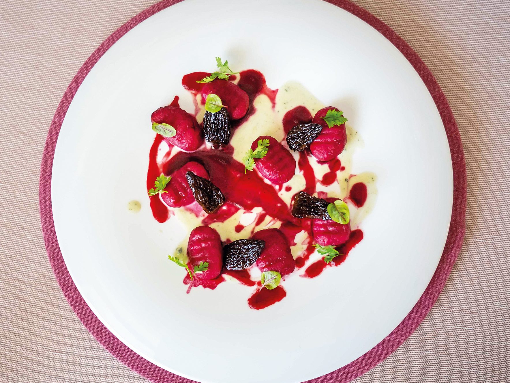 Gnocchi di barbabietola con fonduta di "Blu del Monviso" e spugnole