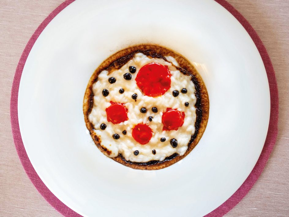 Risotto con crema di topinambur, 'nduja, aglio nero e liquirizia