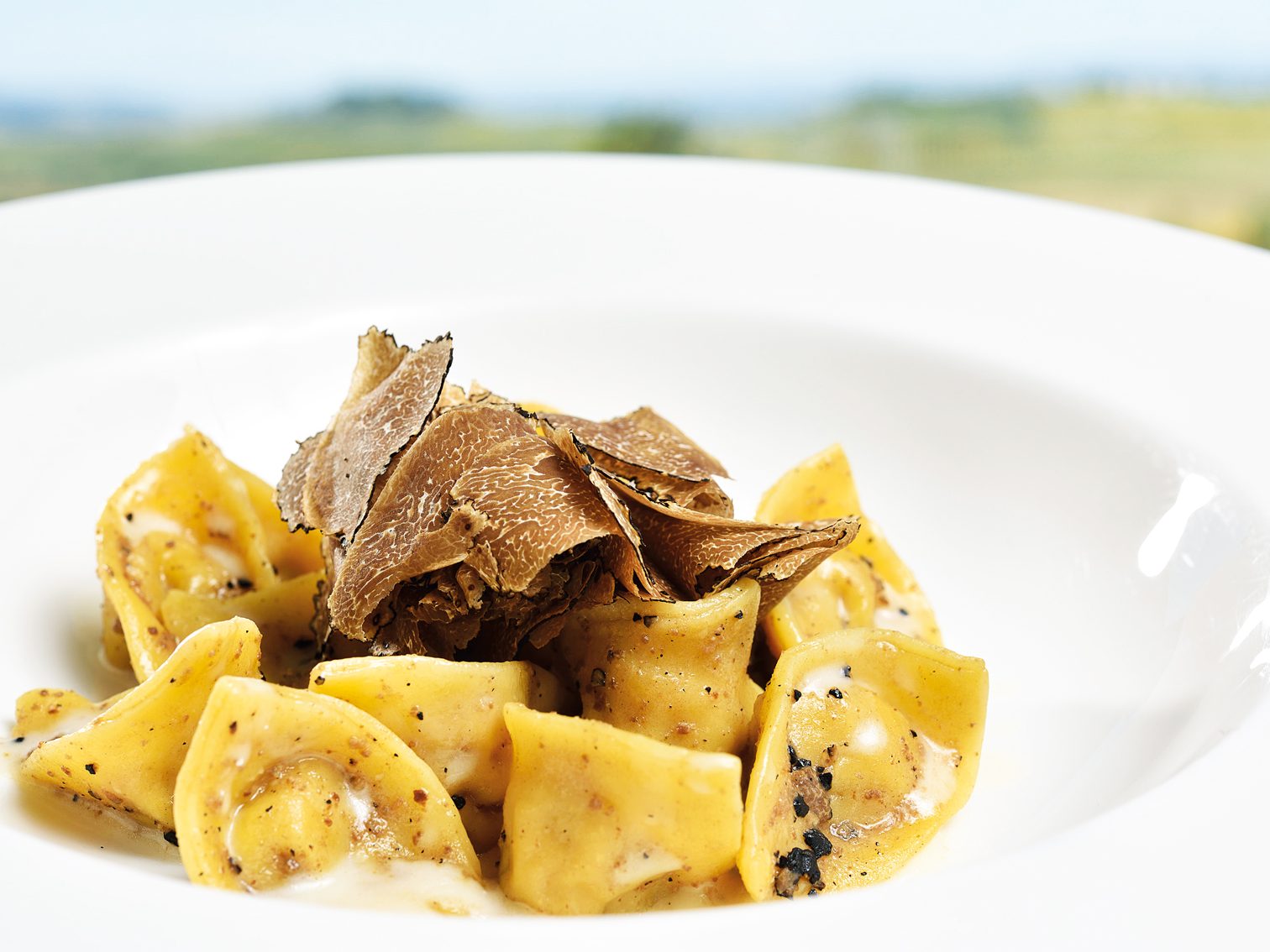 Cappellacci artigianali ripieni di prosciutto di Norcia su fonduta di parmigiano vacche rosse e tartufo uncinato