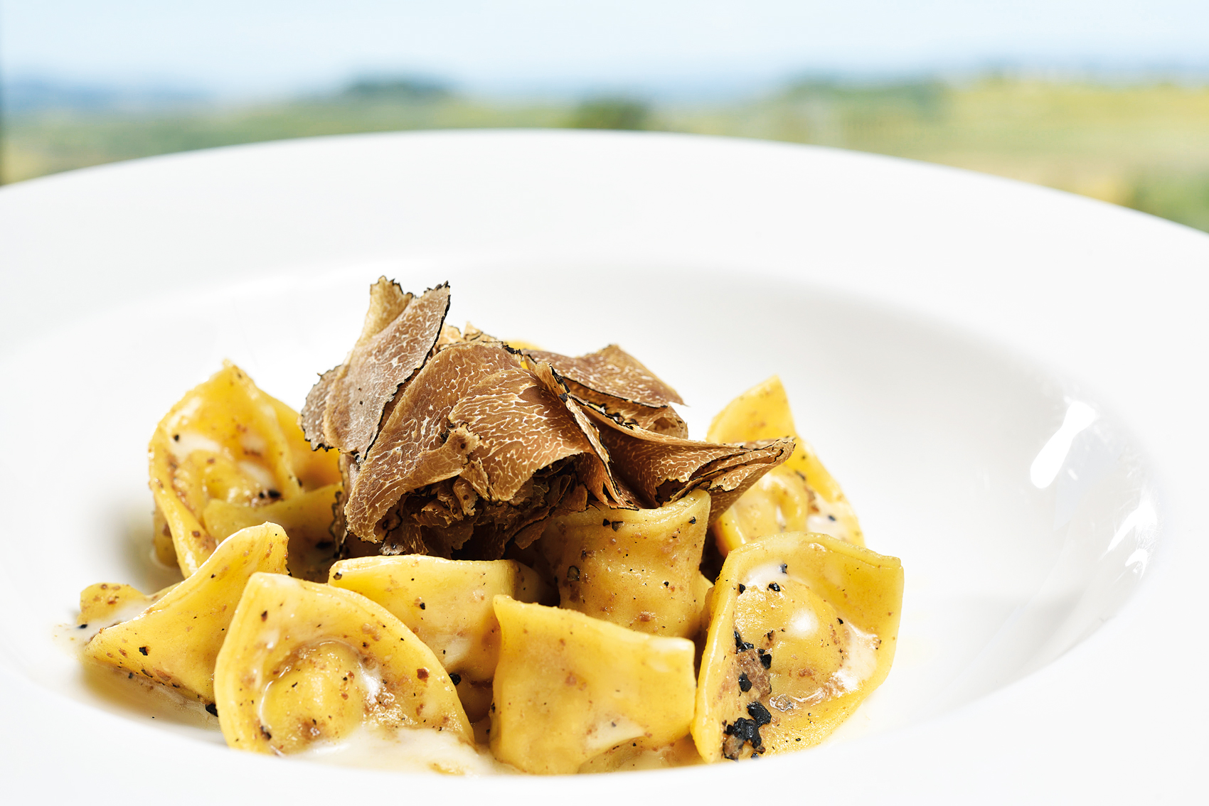 Cappellacci artigianali ripieni di prosciutto di Norcia su fonduta di parmigiano vacche rosse e tartufo uncinato