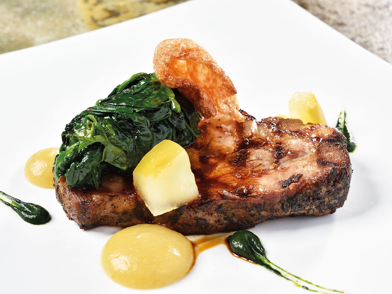 Suino Cintino nero del lago Trasimeno arrosto con purea di mele candite e spinaci