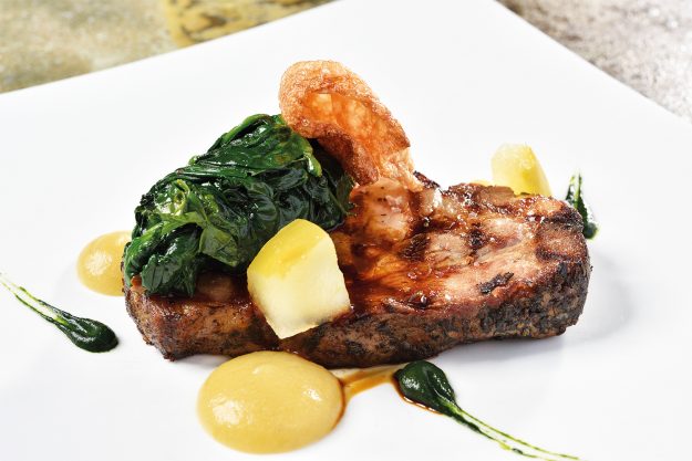 Suino Cintino nero del lago Trasimeno arrosto con purea di mele candite e spinaci