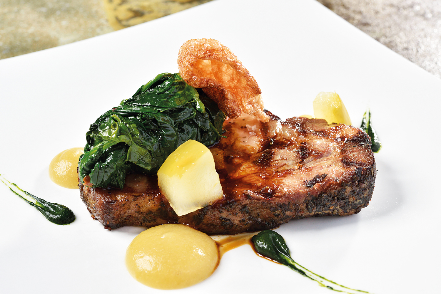 Suino Cintino nero del lago Trasimeno arrosto con purea di mele candite e spinaci