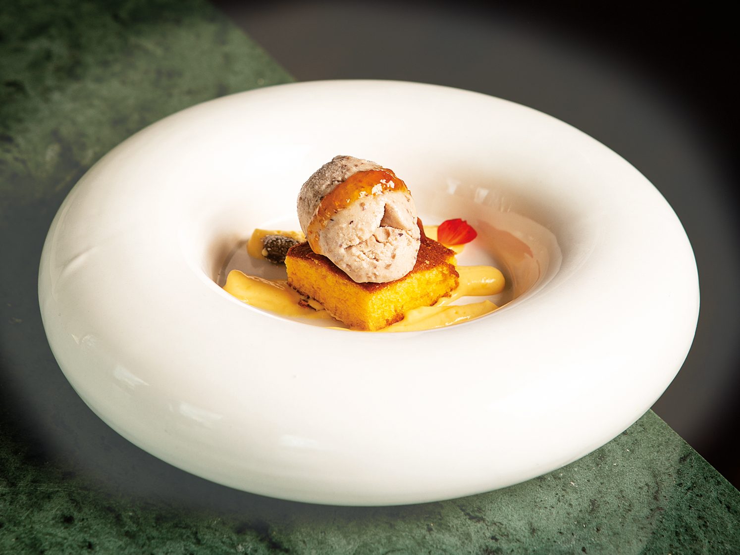 Gelato alle olive con biscotto al mandarino e mousse al cioccolato