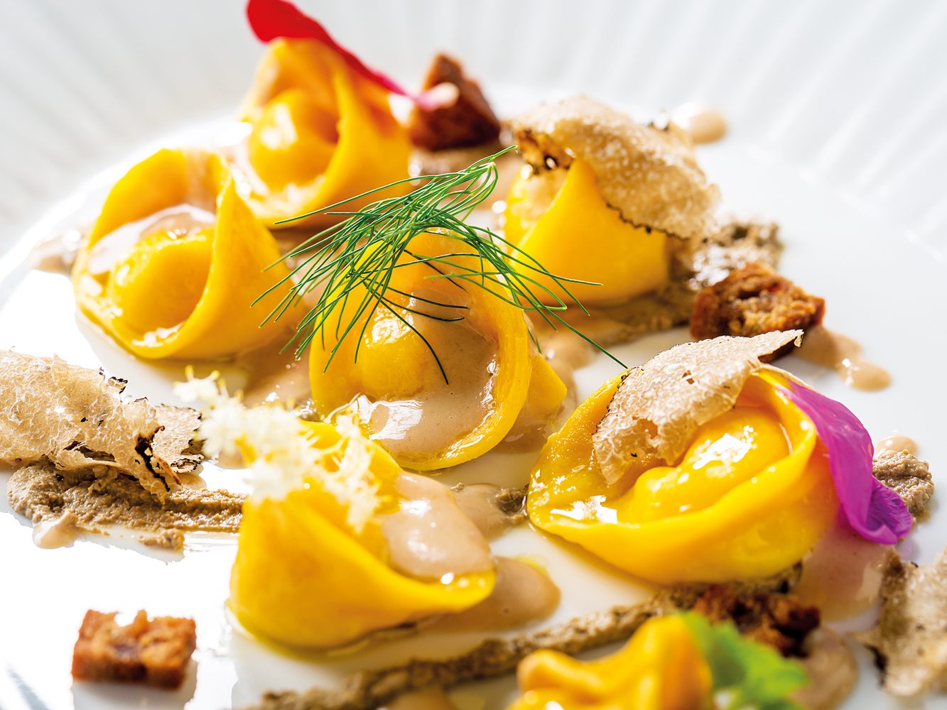 Tortelli di pecorino con patè di fegatini, castagnaccio e tartufo