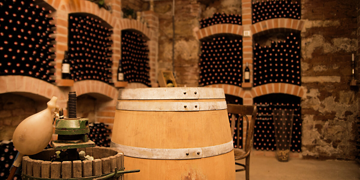 Courtier, cantina con bottiglie di vino