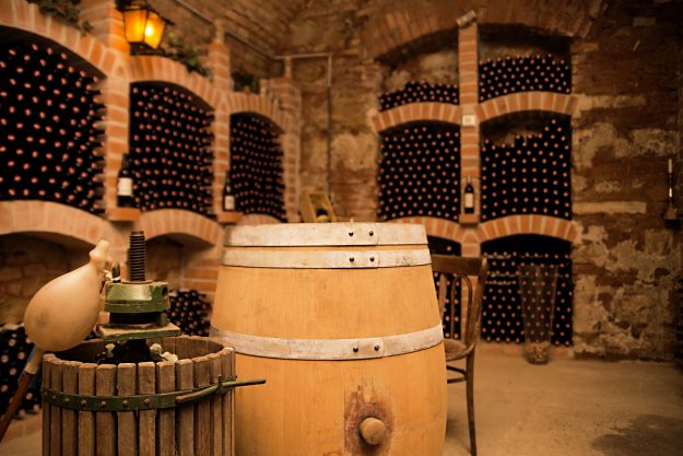 Courtier, cantina con bottiglie di vino