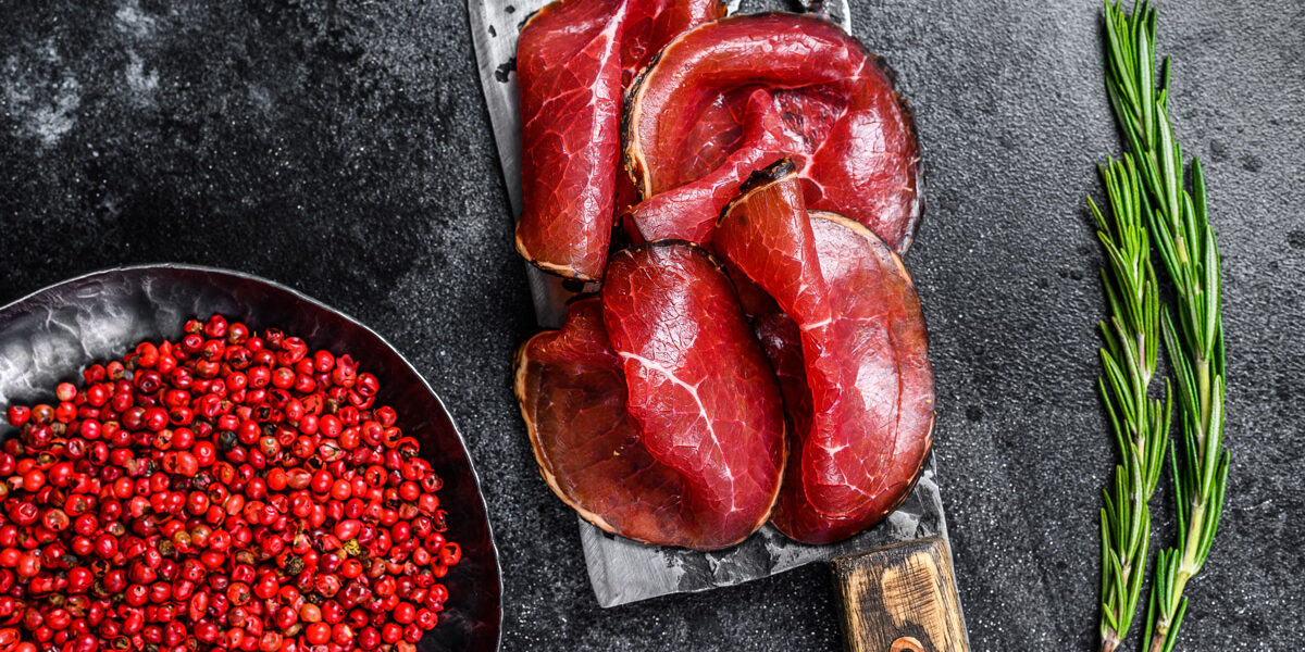 cibi tipici, bresaola tagliata a fette