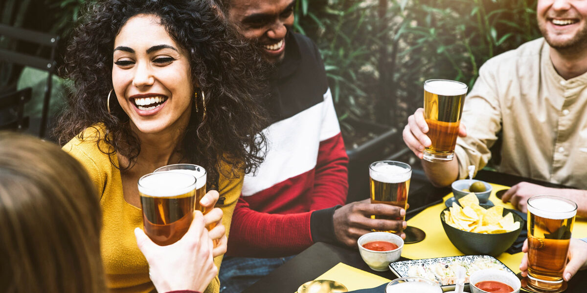Ragazzi che bevono birra Ragazzi che bevono birra