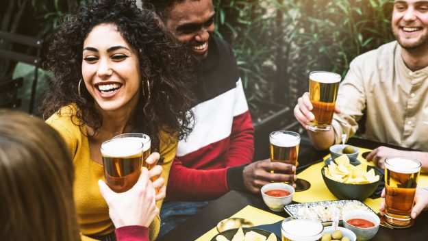 Ragazzi che bevono birra