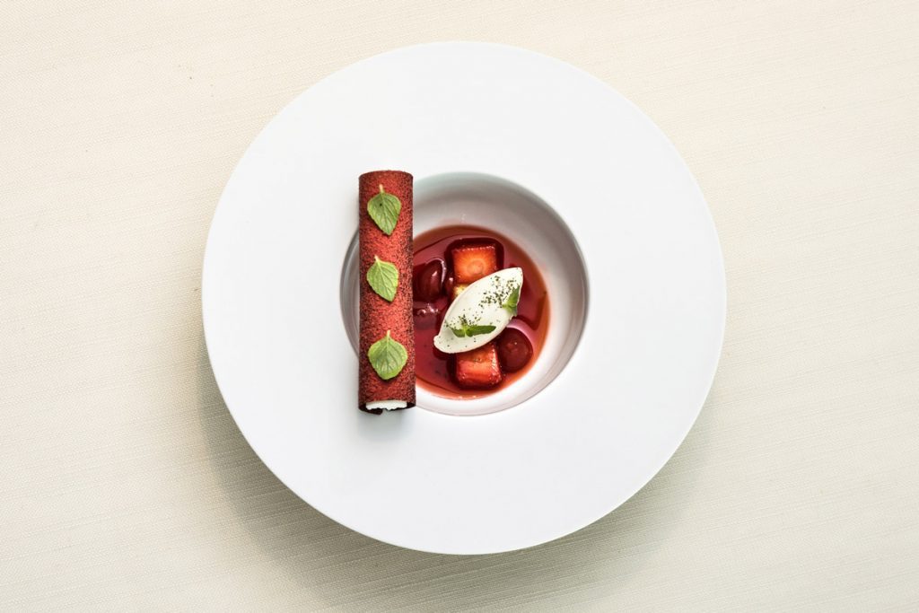 AndreaAprea_Fragola-al-Maraschino,Mascarpone,Nepetella_phMassiNinni(02)