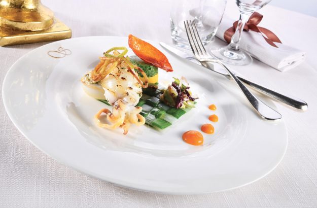 Piatto a tavola a base di sponzali