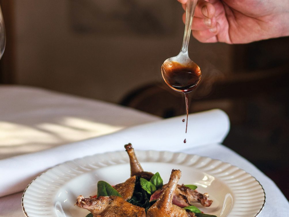 Ambasciata---Piccione-aceto-di-vino-rosso-miele-spinaci_R