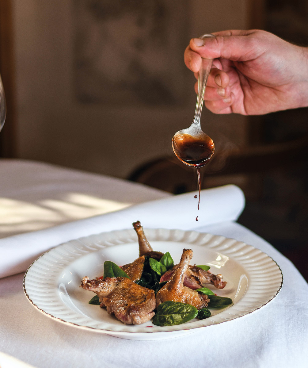 Ambasciata---Piccione-aceto-di-vino-rosso-miele-spinaci_R