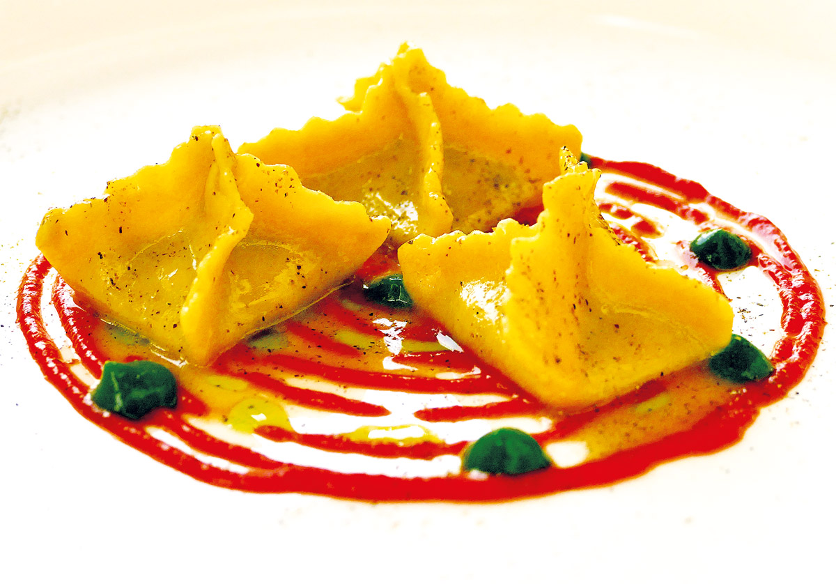 Matteo---Raviolo-con-melanzane-maggiorana-peperone-liquido_R