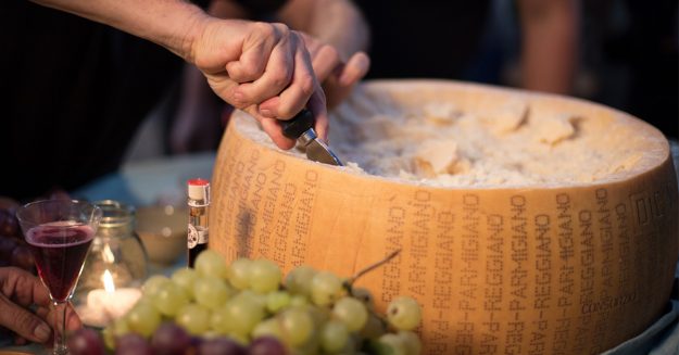 Parmigiano reggiano taglio