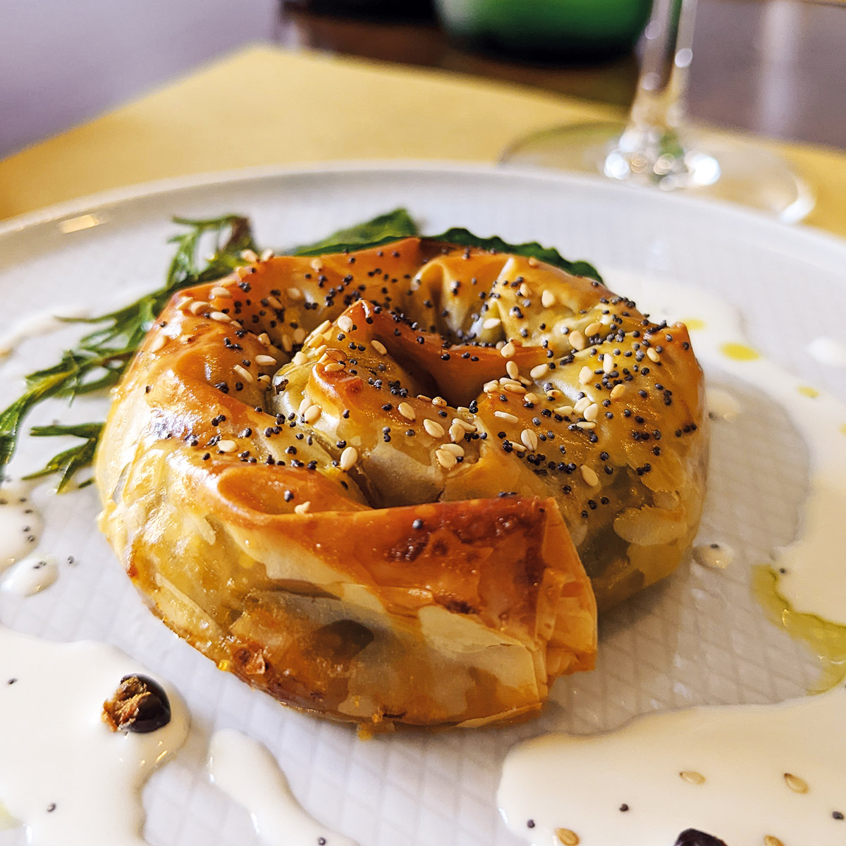 Börek del pastore con agnello e latte affumicato al ginepro