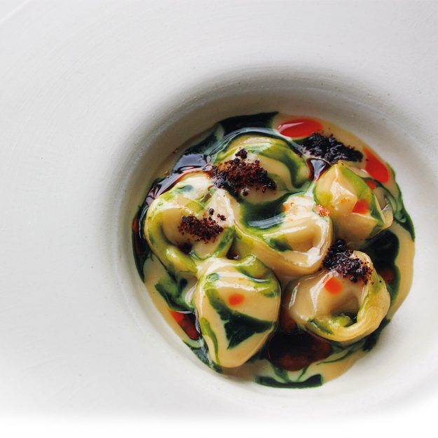 Vite---Raviolo-di-brovada-con-latte-di-angelica-e-cicoria_R