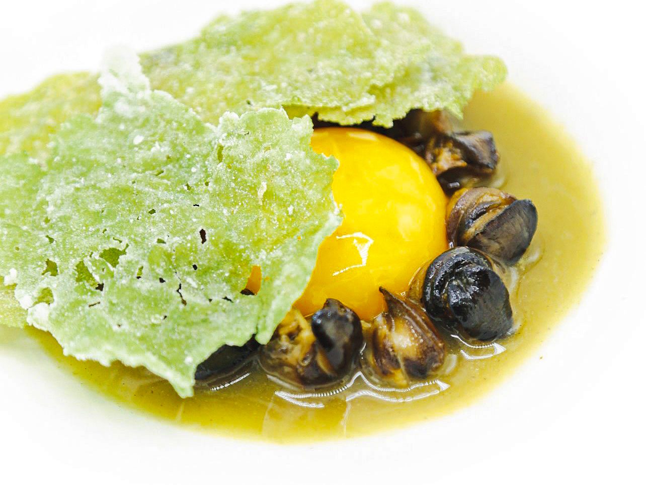 Due-Camini1---Lumache-Tuorlo-marinato-e-Lattuga-arrosto