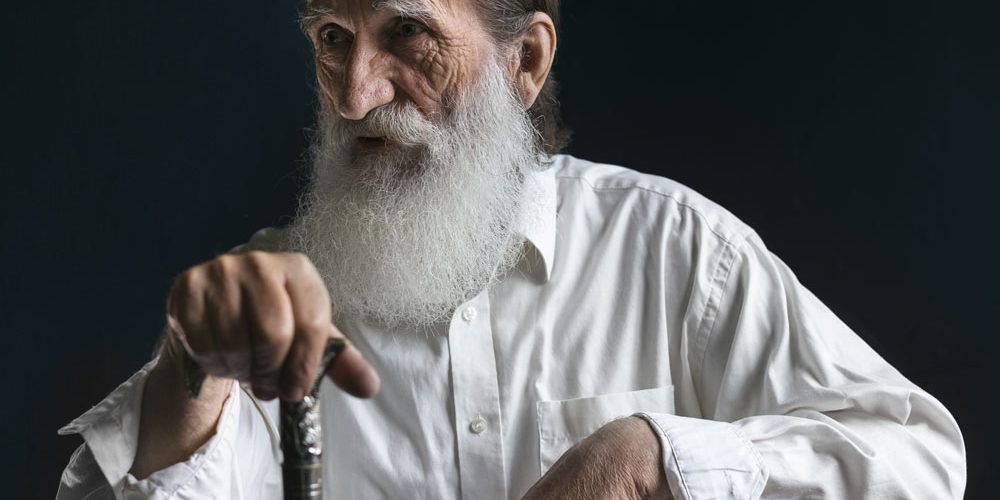 La longevità - senior-man-posing-inside-front-view