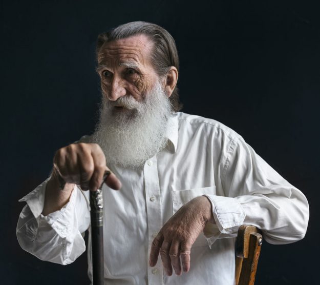 La longevità - senior-man-posing-inside-front-view